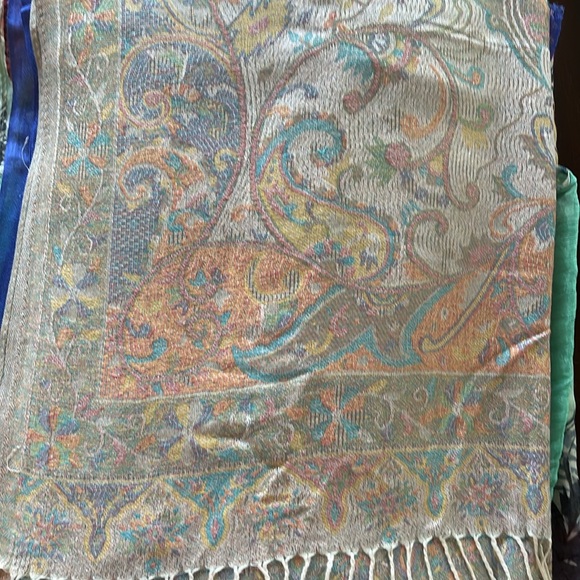 Women’s Beautiful Wrap/Scarf with Fringe - Picture 7 of 7